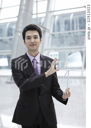 代替エネルギー ビジネス ビジネスマン 32913023