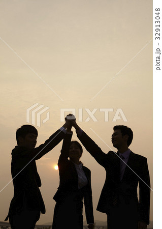 夕焼け ビジネス 手を引く 32913048