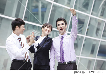 喜び うれしさ ビジネスマン 32913055