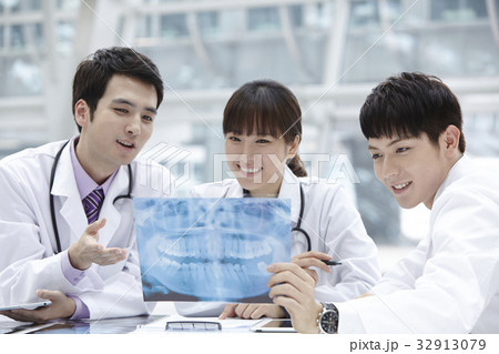 ガウン 仲間 同僚 32913079