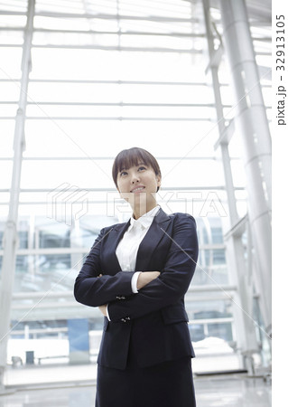 建築 ビジネスウーマン 自信を持って 32913105