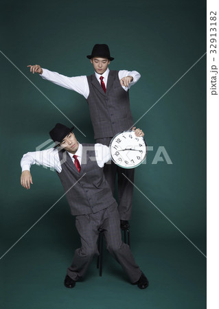 人形 緑の背景 パントマイム 32913182