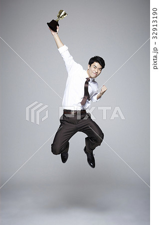 ビジネスマン 若い男 若い男性 32913190