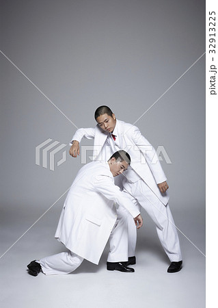 ヌキ 切り抜き スーツ 32913225