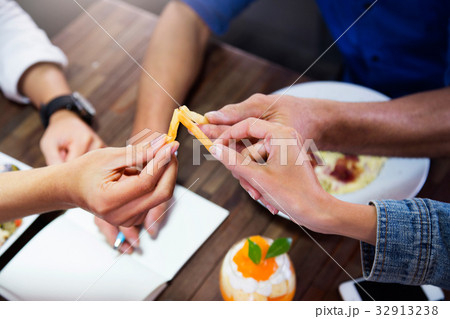 Group of business people enjoy meeting Group of business people enjoy meeting 32913238