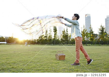 公園 ブランケット 若い男 32913295
