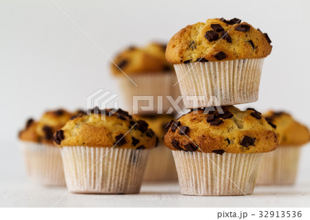 Many tasty homemade vanilla muffins with chocolate 32913536