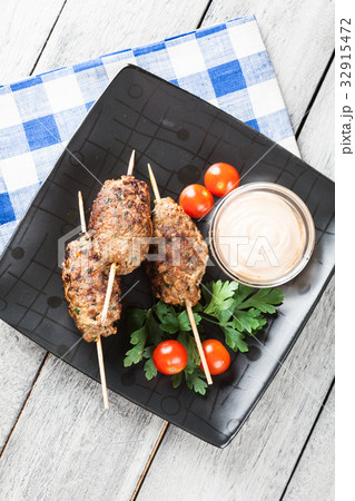 Barbecued kofta with vegetables on a plate 32915472