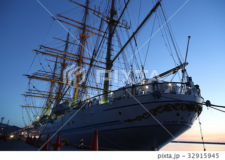 朝焼けと海王丸 32915945