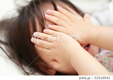 寝起き (女児 乳幼児 2才 2歳 日本人 ベッド 布団 眠い 育児 子育て ライフスタイル 日常) 寝起き (女児 乳幼児 2才 2歳 日本人 ベッド 布団 眠い 育児 子育て ライフスタイル 日常) 32916042