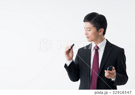 ミドルのビジネスマン(電子タバコ) ミドルのビジネスマン(電子タバコ) 32916547
