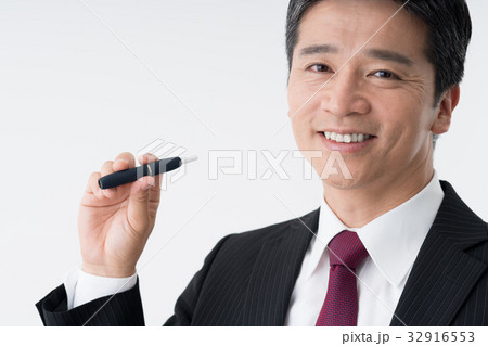 ミドルのビジネスマン(電子タバコ) ミドルのビジネスマン(電子タバコ) 32916553