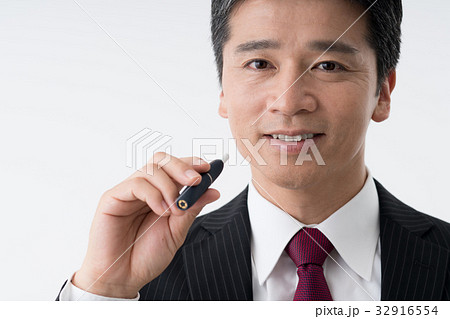 ミドルのビジネスマン（電子タバコ） 32916554