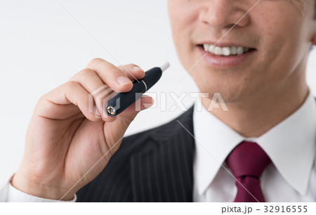 ミドルのビジネスマン（電子タバコ） 32916555