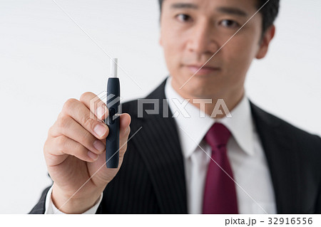 ミドルのビジネスマン(電子タバコ) ミドルのビジネスマン(電子タバコ) 32916556