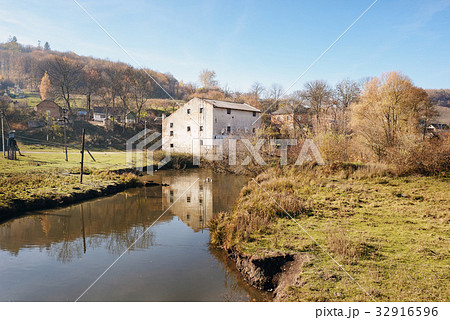 Autumn landscape of the countryside:  32916596