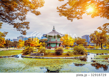 Gyeongbokgung Palace in autumn,South Korea. Gyeongbokgung Palace in autumn,South Korea. 32916729