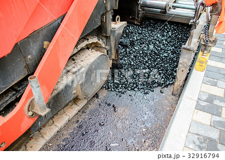 Carrying out repair works: asphalt roller 32916794