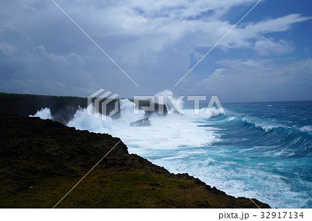 宮古島 台風のムイガー断崖の写真素材