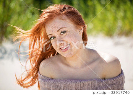 Portrait of a freckled redhead girl Portrait of a freckled redhead girl 32917740