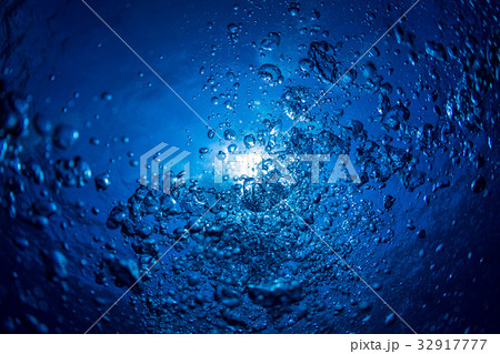 ダイビング　泡と太陽 32917777