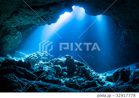 水中の洞窟に注ぐ太陽の光　沖縄県・宮古諸島・伊良部島・クロスホール 32917778