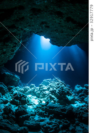水中の洞窟に注ぐ太陽の光　沖縄県・宮古諸島・伊良部島・クロスホール 32917779