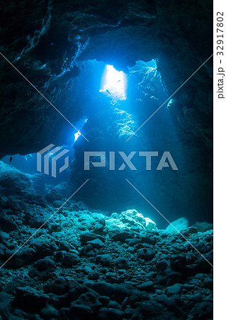 水中の洞窟に注ぐ太陽の光　沖縄県・宮古諸島・下地島・魔王の宮殿 32917802