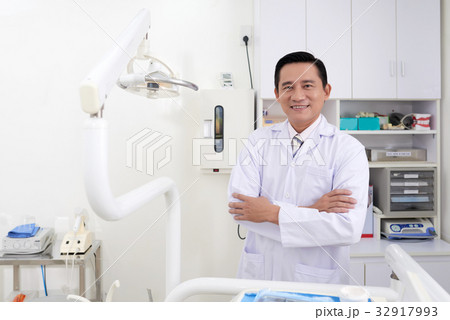 Confident dentist 32917993
