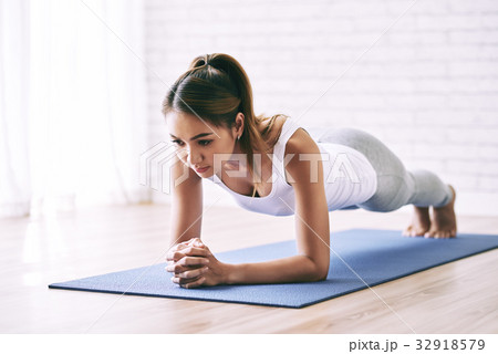 Plank position 32918579