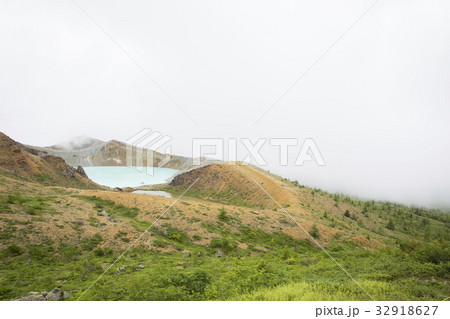 霧に包まれてゆく白根山湯釜 32918627