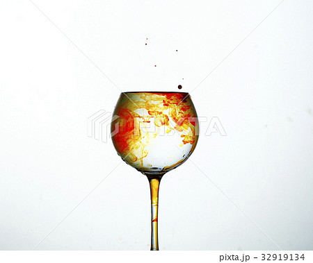 ワイングラスの水に混ざる赤い液体 32919134