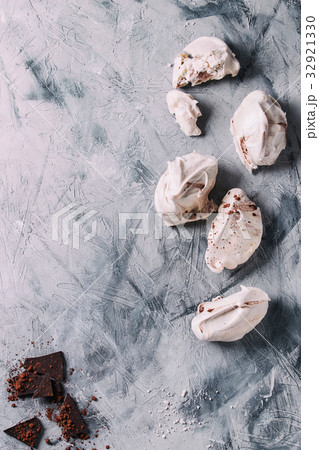 Baking meringue with chocolate 32921330