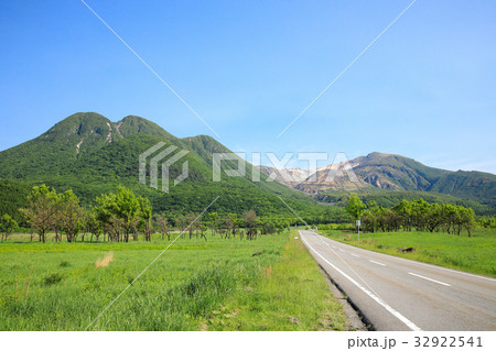 大分県　くじゅう連山と新緑のやまなみハイウェイ 32922541
