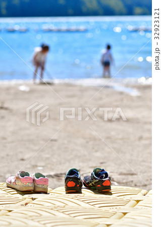 浜で遊ぶ子ども（イメージ） 32923121