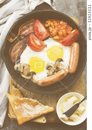 Traditional English breakfast - bacon, sausages 32923331