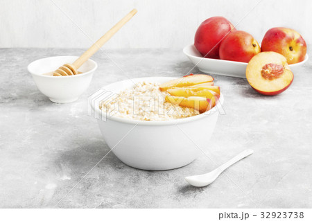 Oatmeal with nectarine, honey on a gray background 32923738