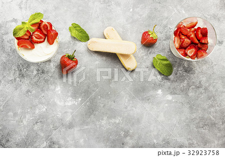 Dessert tiramisu with strawberry Dessert tiramisu with strawberry 32923758