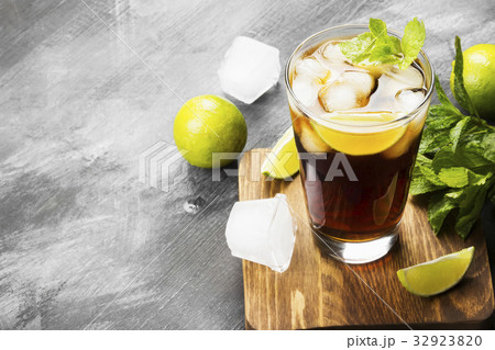 Cocktail Cuba Libre in glass on a dark background 32923820