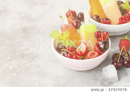 Multi-colored popsicles with strawberry 32924078