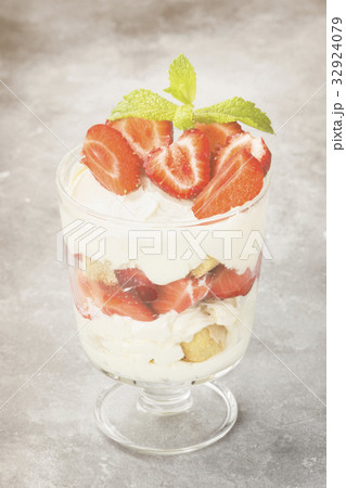 Dessert tiramisu with strawberry 32924079