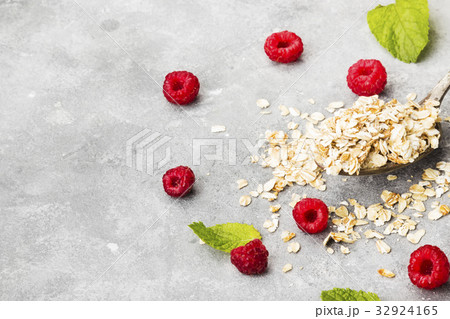 Glanola in spoon with raspberry and mint 32924165