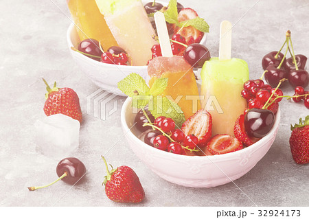 Multi-colored Popsicles With Strawberry, Currantの写真素材 [32924173] - Pixta