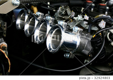 吸気ファンネルを付けた4連スロットル・4AGエンジン 32924803