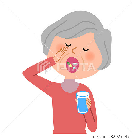 薬を飲むシニア女性 32925447