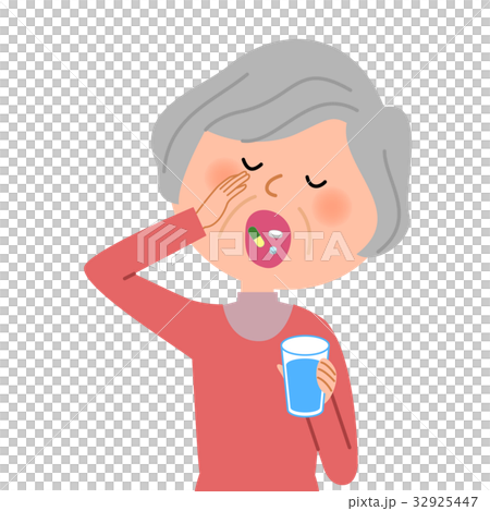 薬を飲むシニア女性 32925447
