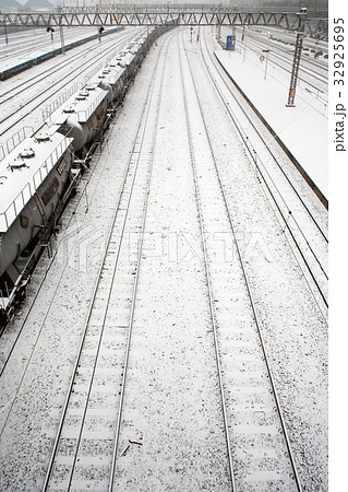 貨物列車 鉄道 雪景色 32925695