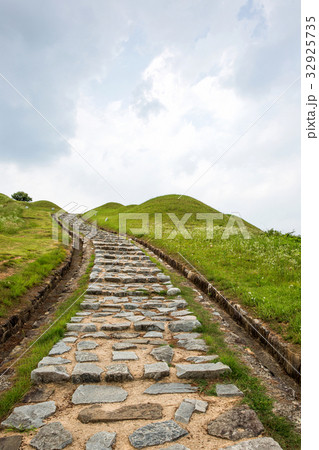 古墳 風景 山 32925735