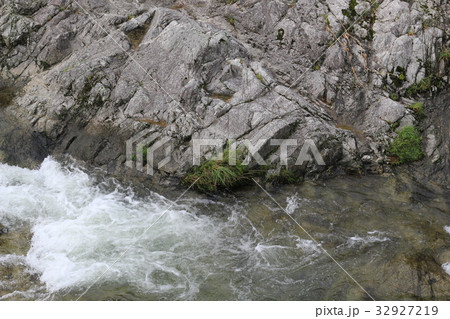 荒い岩肌 32927219