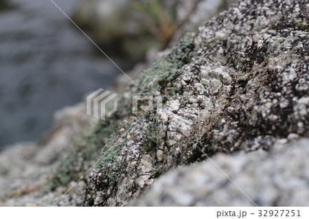 荒い岩肌 32927251